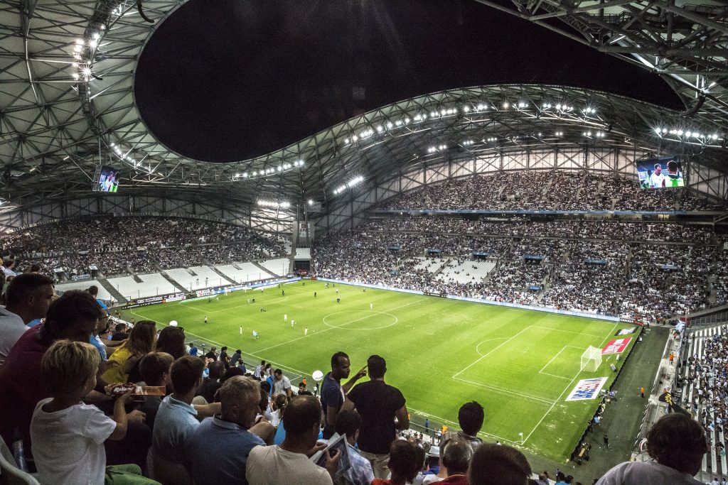 Éclairage terrain de foot